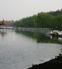 黃水河兩岸生機(jī)盎然，綠意蔥蘢，走在兩岸曲徑通幽的小路上，暗香來襲，沁人心脾，成為西寧市的一處天然氧吧。