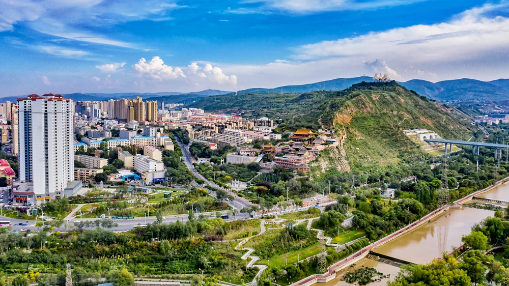 【&ldquo;飛閱&rdquo;中國(guó)】綠水青山&ldquo;瞰&rdquo;這里 高原古城生態(tài)美